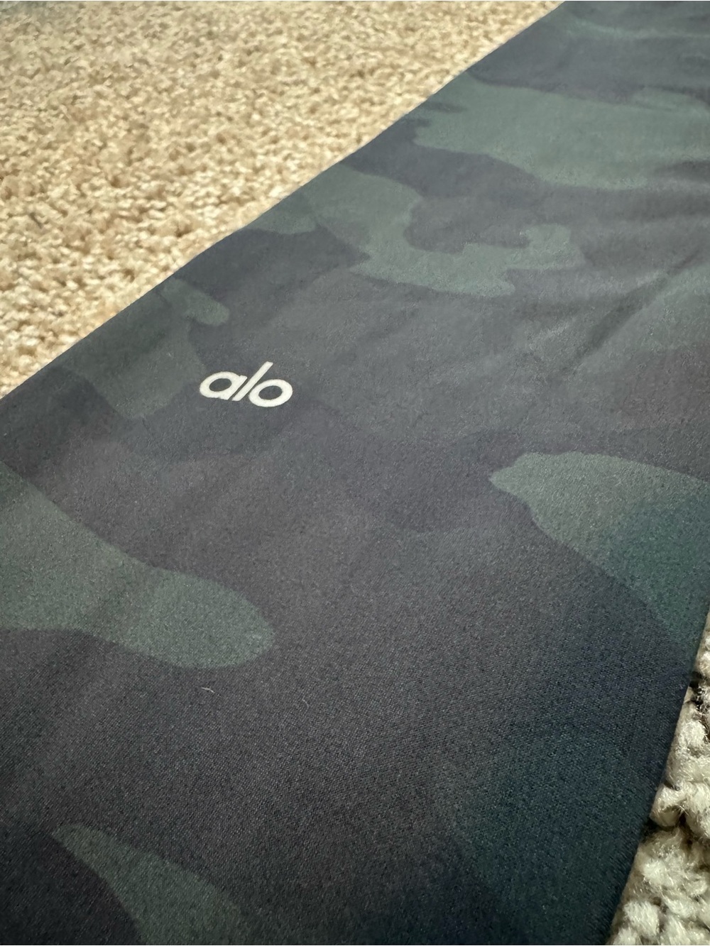 ALO High-Waisted Camo Leggings Size Small - Picture 3 of 8